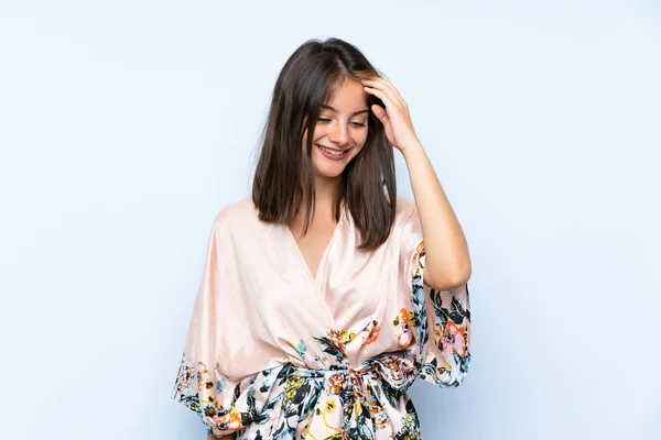 Caucásico Chica Con Kimono Sobre Aislado Azul Fondo Riendo —  Fotos de Stock