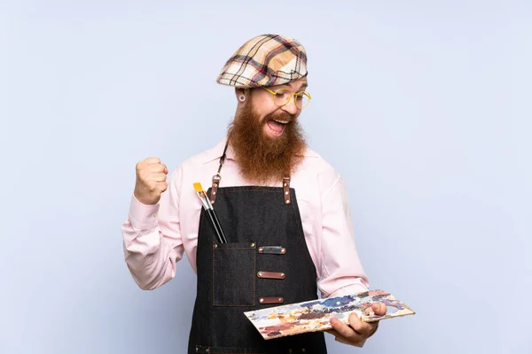Redhead Καλλιτέχνης Άνθρωπος Μακριά Γενειάδα Κρατώντας Μια Παλέτα Πάνω Από — Φωτογραφία Αρχείου