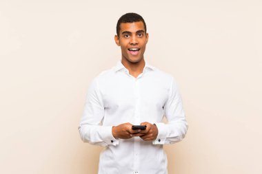 Genç, yakışıklı, esmer, soyutlanmış bir geçmişi olan adam şaşırdı ve bir mesaj gönderiyor.