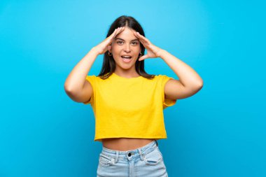 Soyutlanmış mavi bir geçmişi olan genç bir kız.