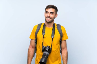 Genç fotoğrafçı bakıp gülüyor.