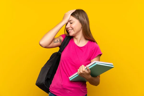 Jovem Estudante Menina Sobre Fundo Amarelo Isolado Percebeu Algo Pretendendo — Fotografia de Stock