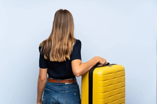 Reisende Blonde Frau Mit Koffer Rückenlage — Stockfoto