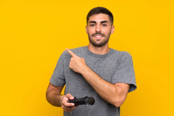 Joven Hombre Guapo Jugando Con Controlador Videojuegos Sobre Fondo Amarillo —  Fotos de Stock