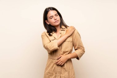 Tecrit edilmiş, omuz ağrısı çeken, çaba sarf ettiği için acı çeken genç bir kız.