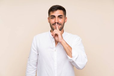 Soyutlanmış geçmişi olan sakallı yakışıklı bir adam sessiz hareketler yapıyor.