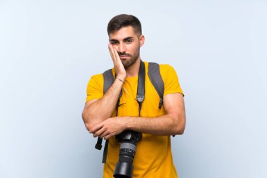 Genç fotoğrafçı mutsuz ve sinirli.