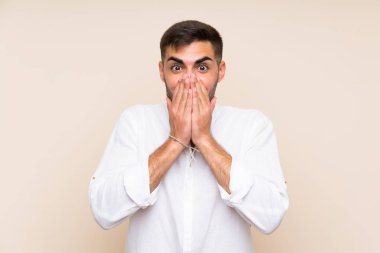 Sürpriz yüz ifadesi ile izole arka plan üzerinde sakallı yakışıklı adam