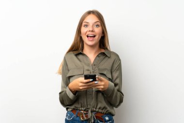 Litvanyalı sarışın kız izole edilmiş beyaz arka plan şaşırdı ve bir mesaj gönderiyor.