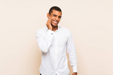 Genç, yakışıklı, esmer, soyutlanmış, diş ağrısı olan bir adam.