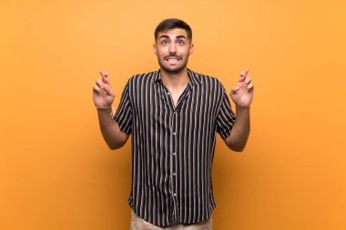 Tecrit edilmiş geçmişi olan sakallı yakışıklı bir adam. Şans diliyor ve en iyisini diliyor.