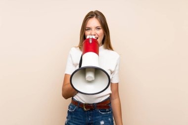 Soyutlanmış arka planda genç sarışın bir kadın megafondan bağırıyor.
