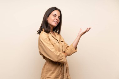 İzole edilmiş bir geçmişi olan genç bir kız. Davet edilmek için ellerini yana uzatıyor.