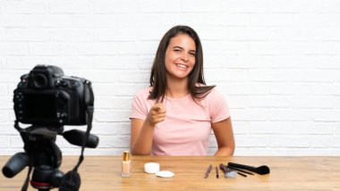 Genç kız size bir video öğretici puan parmak kayıt