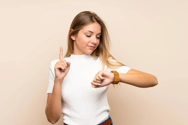 Young Blonde Woman Isolated Background Looking Hand Watch — ストック写真