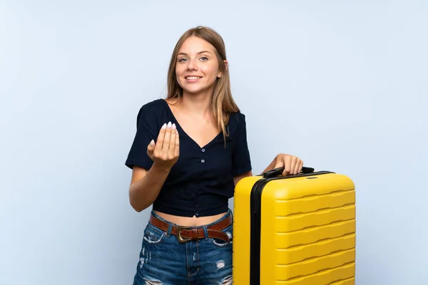 Reisende Blonde Frau Mit Koffer Die Einlädt Mit Der Hand — Stockfoto