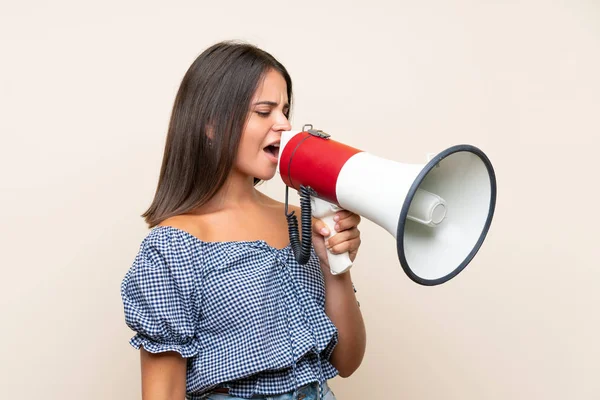 Jong Meisje Geïsoleerde Achtergrond Schreeuwen Door Een Megafoon — Stockfoto