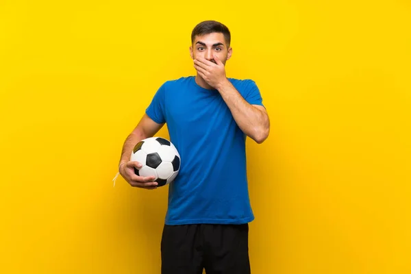 Νεαρός Όμορφος Ποδοσφαιριστής Πάνω Από Απομονωμένο Κίτρινο Τοίχο Έκφραση Έκπληξη — Φωτογραφία Αρχείου