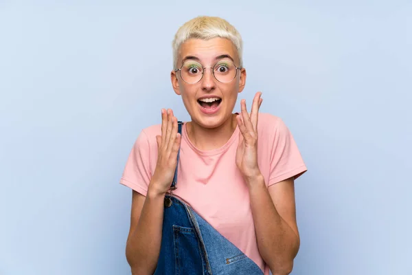 Teenager Girl Overalls Blue Wall Surprise Facial Expression — Stock Photo, Image