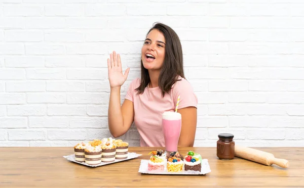 Junges Mädchen Mit Vielen Verschiedenen Mini Kuchen Schreit Mit Weit — Stockfoto