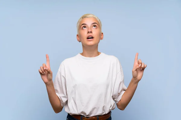 Menina Adolescente Com Cabelos Brancos Curtos Sobre Parede Azul Surpreso — Fotografia de Stock