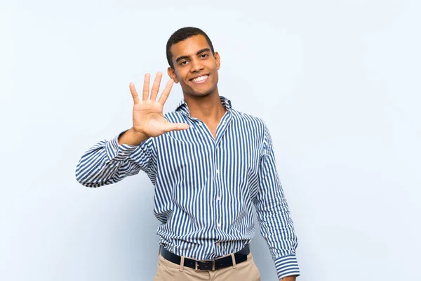 Joven Guapo Morena Hombre Sobre Aislado Azul Fondo Contando Cinco —  Fotos de Stock