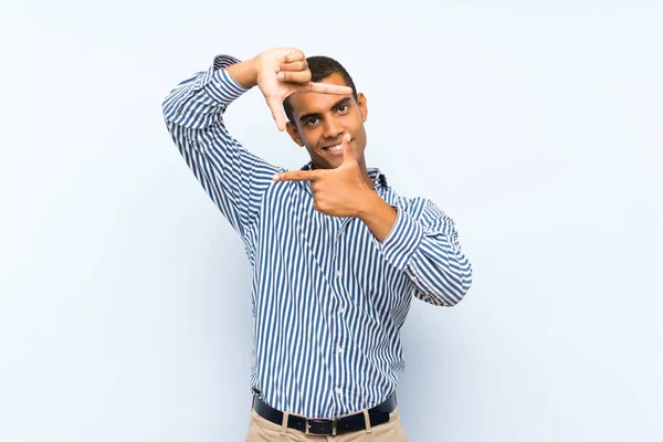 Jovem Homem Morena Bonito Sobre Fundo Azul Isolado Focando Rosto — Fotografia de Stock