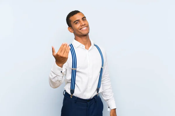 Junge Hübsche Brünette Mann Mit Hosenträgern Über Isolierten Hintergrund Einladend — Stockfoto