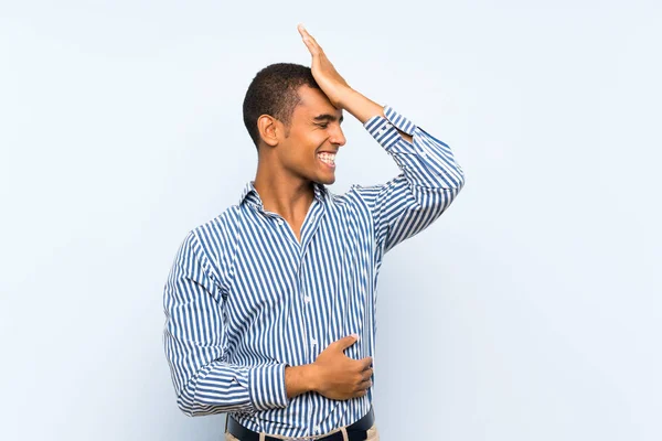 Joven Guapo Morena Hombre Sobre Aislado Azul Fondo Realizado Algo — Foto de Stock