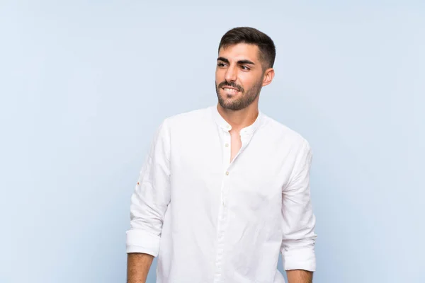 Bonito Homem Com Barba Sobre Fundo Azul Isolado Com Expressão — Fotografia de Stock