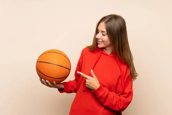 Young Blonde Woman Isolated Background Ball Basketball Pointing — Stock Photo, Image