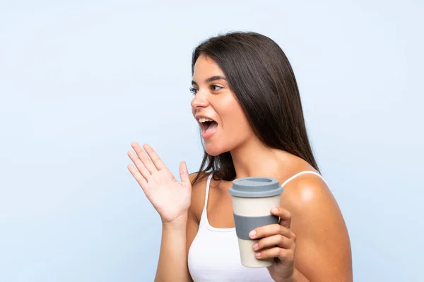 Mladá Žena Drží Odnést Kávu Přes Izolované Modré Pozadí Křičí — Stock fotografie