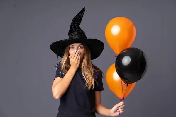 Mladá Čarodějnice Drží Černé Oranžové Vzduchové Balónky Překvapeným Výrazem Obličeje — Stock fotografie