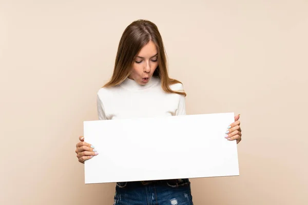 Jovem Loira Sobre Fundo Isolado Segurando Cartaz Branco Vazio Para — Fotografia de Stock