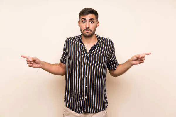 Hombre Guapo Con Barba Sobre Fondo Aislado Apuntando Los Laterales — Foto de Stock