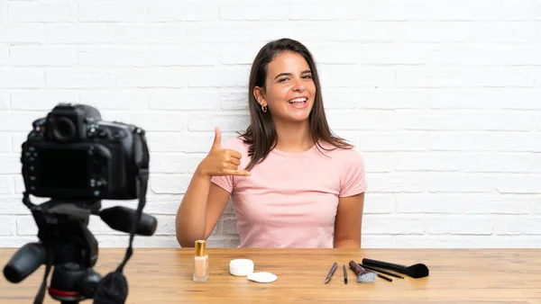 Chica Joven Grabando Video Tutorial Haciendo Gesto Teléfono —  Fotos de Stock