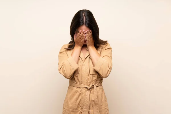 Chica Joven Sobre Fondo Aislado Con Expresión Cansada Enferma —  Fotos de Stock