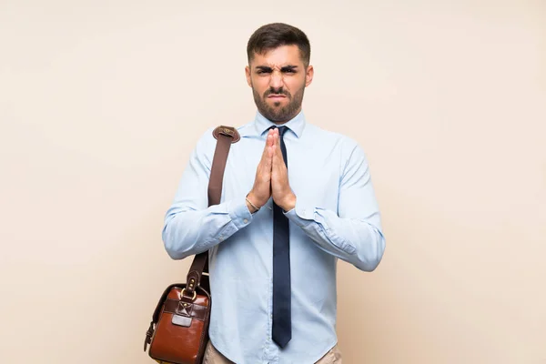 Jovem Empresa Com Barba Sobre Fundo Isolado Pleading — Fotografia de Stock