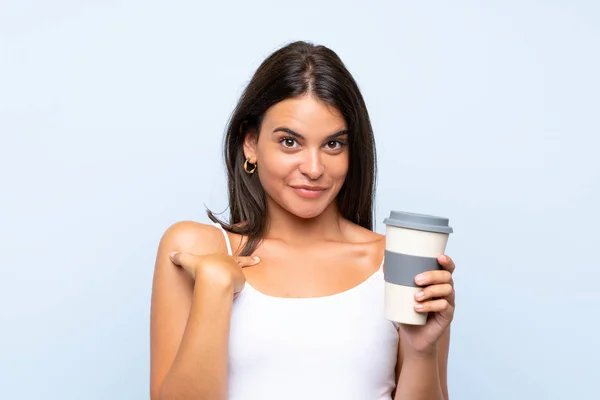 Młoda Kobieta Trzyma Kawę Białym Tle Niespodzianką Wyraz Twarzy — Zdjęcie stockowe