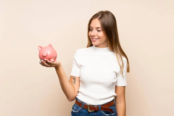 Junge Blonde Frau Mit Isoliertem Hintergrund Hält Ein Großes Sparschwein — Stockfoto