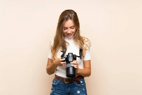 Молодая Блондинка Изолированном Фоне Профессиональной Камерой — стоковое фото