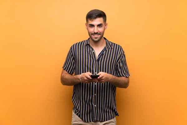 Bonito Homem Com Barba Sobre Fundo Isolado Enviando Uma Mensagem — Fotografia de Stock