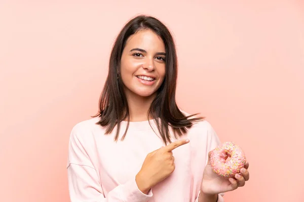 외로운 도넛을 소녀가 제품을 제공하기 가리키고 — 스톡 사진