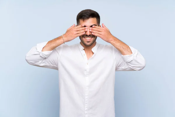 Knappe Man Met Baard Geïsoleerde Blauwe Achtergrond Bedekt Ogen Door — Stockfoto