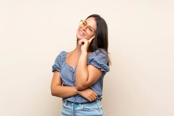 Chica Joven Sobre Fondo Aislado Con Gafas —  Fotos de Stock