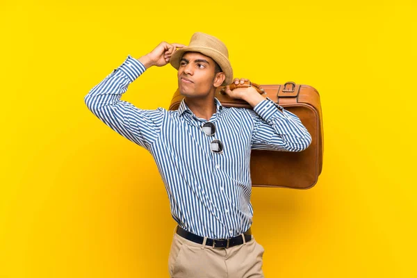 Hombre Morena Sosteniendo Maletín Vintage Sobre Fondo Amarillo Aislado Que —  Fotos de Stock