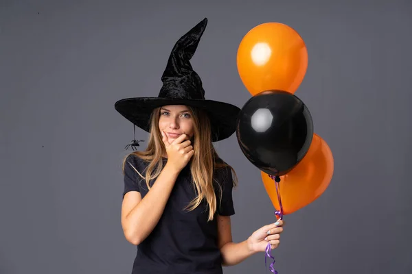 Mladá Čarodějnice Drží Černé Oranžové Vzduchové Balónky Smích — Stock fotografie