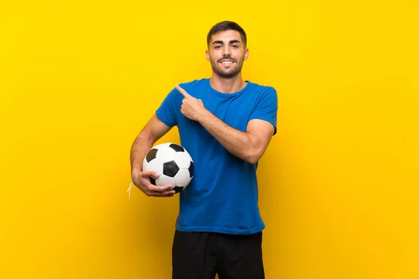 Junger Gutaussehender Fußballspieler Über Eine Isolierte Gelbe Wand Die Zur — Stockfoto