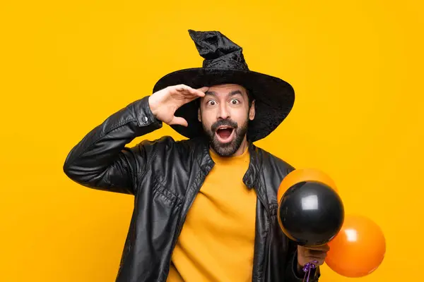 Человек Шляпе Ведьмы Держащий Черные Оранжевые Воздушные Шары Хэллоуина Партии — стоковое фото