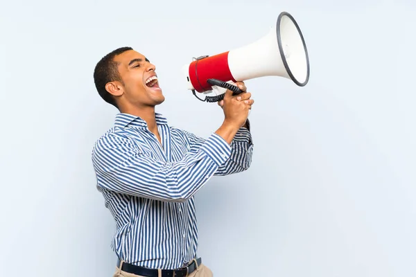 Jonge Knappe Brunette Man Geïsoleerde Blauwe Achtergrond Schreeuwen Door Een — Stockfoto